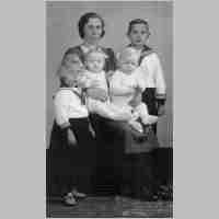 070-0079 Kawernicken, Auguste Skrimmer mit ihren Kindern Helga, Ursel,  Erich und Willi.jpg